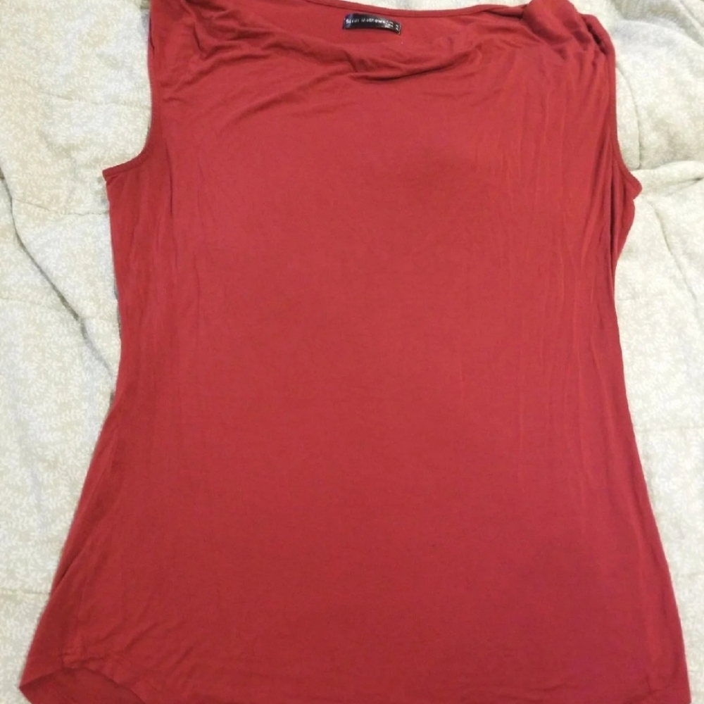 Red sleeveless shirt xl